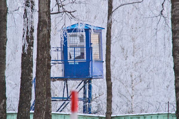 Караульная вышка и колючая проволока в колонии в Витьбе.  Фото Сергея Серебро