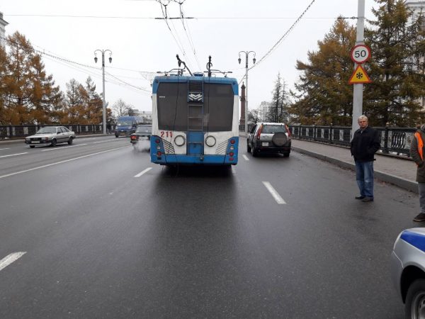 Легковушка столкнулась с троллейбусом на Кировском мосту в Витебске. Фото ГАИ