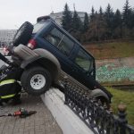 В центре Витебска джип пробил ограждение моста и чуть не свалился в реку. Видео