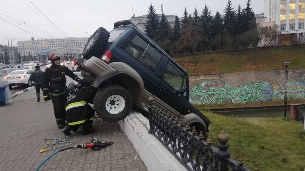 В центре Витебска джип пробил ограждение моста и чуть не свалился в реку. Фото ГАИ