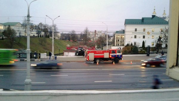 В центре Витебска джип пробил ограждение моста и чуть не свалился в реку. Фото vk.com/typical_vitebsk