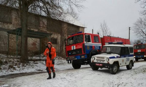 Мужчина пытался переправиться через Двину и провалился под лед, его спасли в последний момент. Фото МЧС