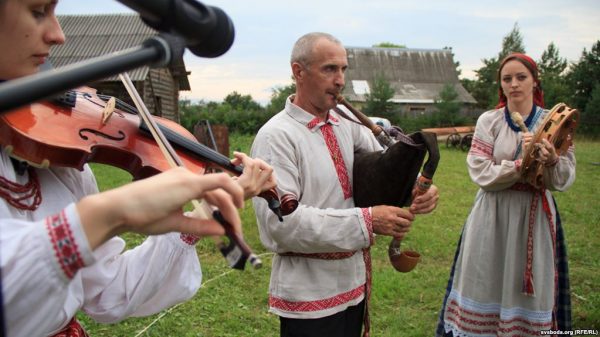 Васіль Шкіндзер  з дудой