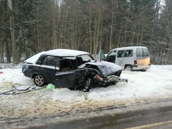 В Россонском районе «жигули» вылетели на встречку и врезались в «Peugeot». Фото ГАИ