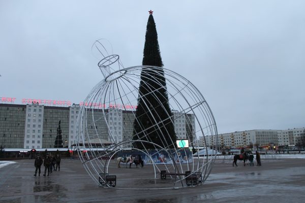 На площади Победы у главной новогодней елки области установили гигантский ёлочный шар. Фото Юрия Шепелева