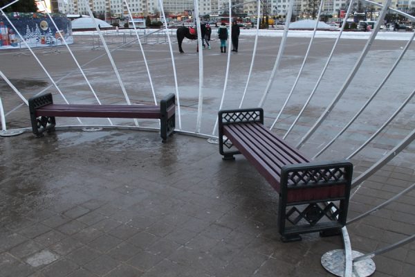 На площади Победы у главной новогодней елки области установили гигантский ёлочный шар. Фото Юрия Шепелева