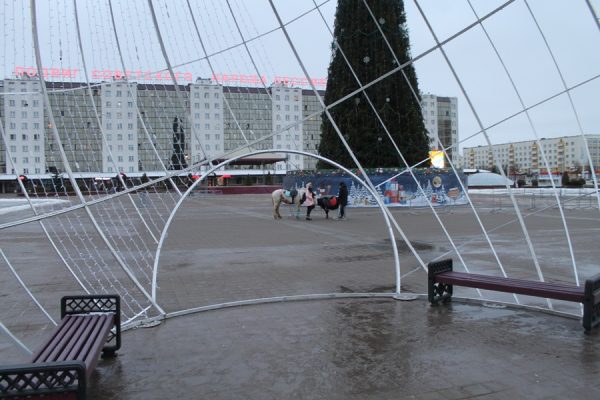 На площади Победы у главной новогодней елки области установили гигантский ёлочный шар. Фото Юрия Шепелева