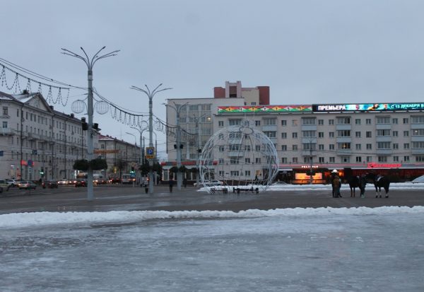 На площади Победы у главной новогодней елки области установили гигантский ёлочный шар. Фото Юрия Шепелева