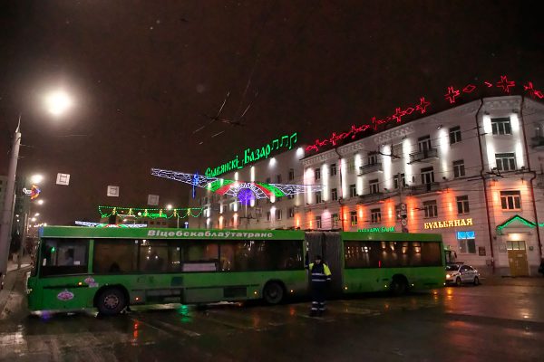 Улицу Ленина перекрывают автобусами. Фото Сергея Серебро
