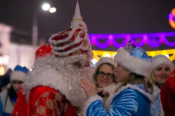 Новогодний парад Дедов Морозов в Витебске. Фото Сергея Серебро
