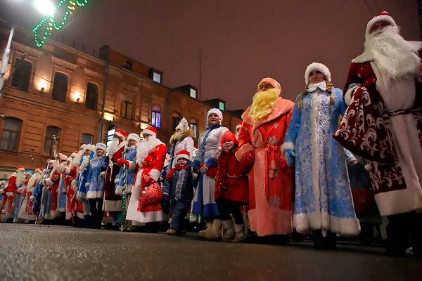 Новогодний парад Дедов Морозов в Витебске. Фото Сергея Серебро
