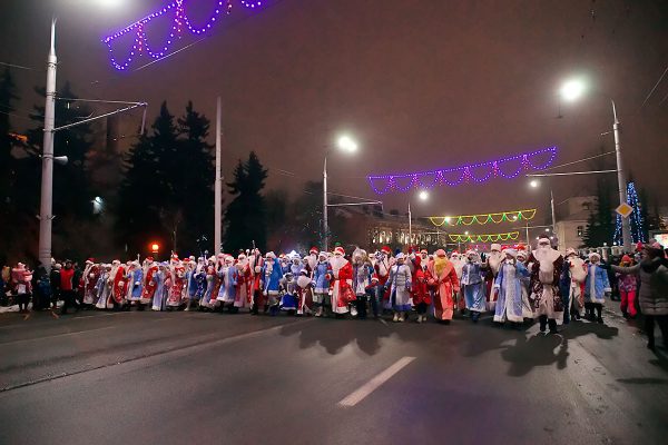 Новогодний парад Дедов Морозов в Витебске. Фото Сергея Серебро