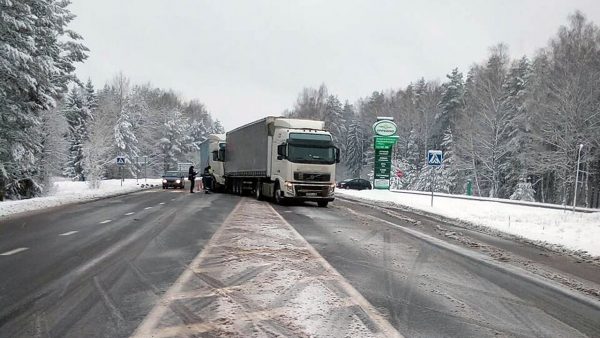 Еще одно ДТП на М3 — из-за собаки столкнулись две фуры в Бешенковичском районе, пострадал водитель одного из грузовиков. Фото ГАИ