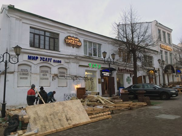 Снос веранд летних кафе на улицах Толстого и Суворова в Витебске. Фото Сергея Серебро