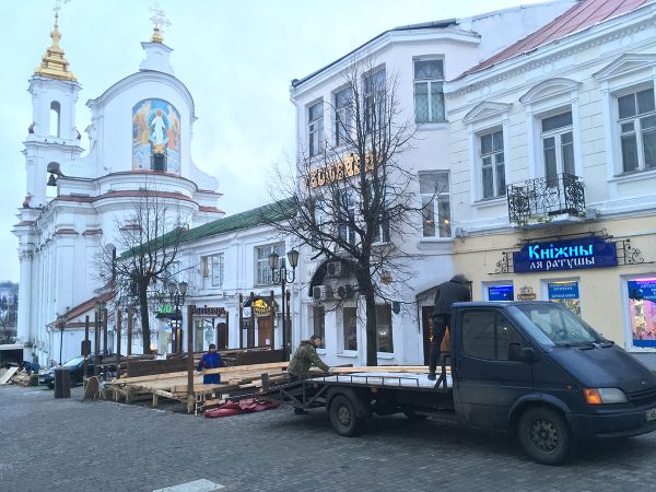 Снос веранд летних кафе на улицах Толстого и Суворова в Витебске. Фото Юрия Шепелева