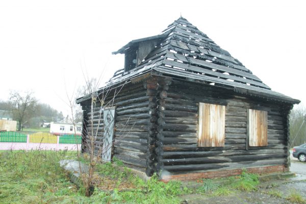 На аукцион выставлено рубленое деревянное здание бывшего магазина «Дары природы» в агрогородке Заболотье Оршанского района