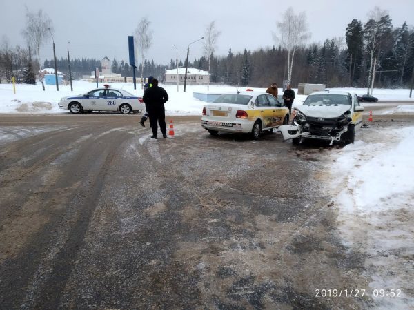 В Новополоцке столкнулись два автомобиля такси разных операторов. Фото ГАИ