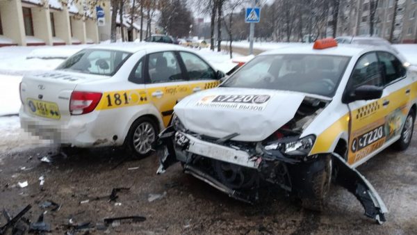 В Новополоцке столкнулись два автомобиля такси разных операторов. Фото ГАИ