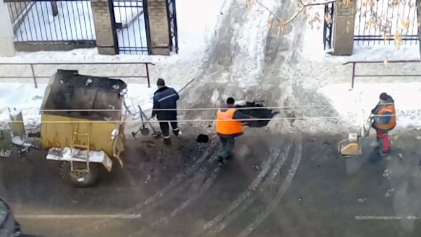 Зимний ямочный ремонт в Витебске на Комсомольской улице. Кадр из видео