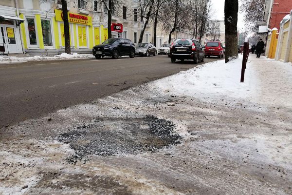 Зимний ямочный ремонт в Витебске на Комсомольской улице. Фото Алексея Андреянова