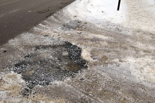 Зимний ямочный ремонт в Витебске на Комсомольской улице. Фото Алексея Андреянова