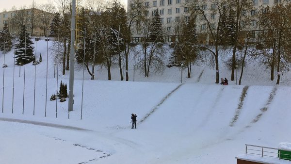 В Витебске начали наводить порядок на горках, где катаются дети. Фото Сергея Серебро