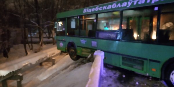 В Витебске городской автобус едва не слетел с моста, тяжелую машину задержало бетонное ограждение. Фото ГАИ