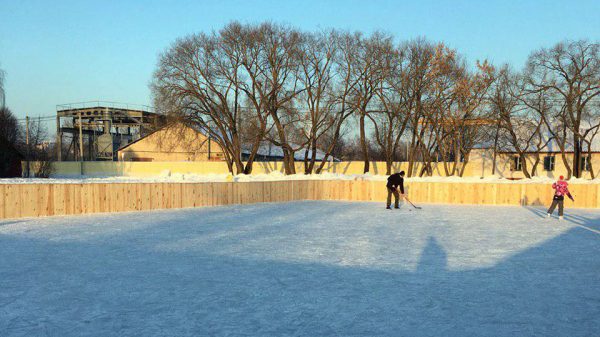 Новая хоккейная площадка появилась в поселке Тарном. Фото ННВ