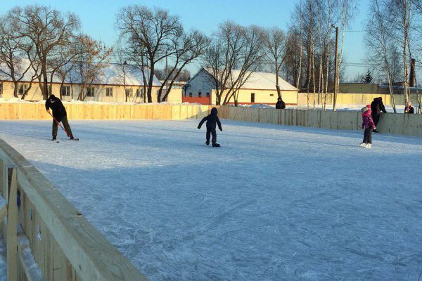 Новая хоккейная площадка появилась в поселке Тарном. Фото ННВ