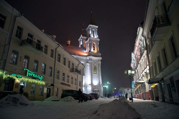 Новогодний Витебск засыпает снегом.  Фото  Сергея Серебро