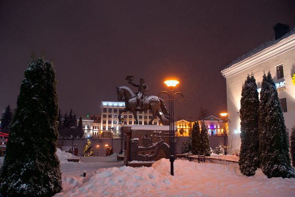 Новогодний Витебск засыпает снегом.  Фото  Сергея Серебро