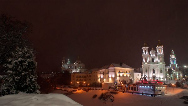 Новогодний Витебск засыпает снегом.  Фото  Сергея Серебро