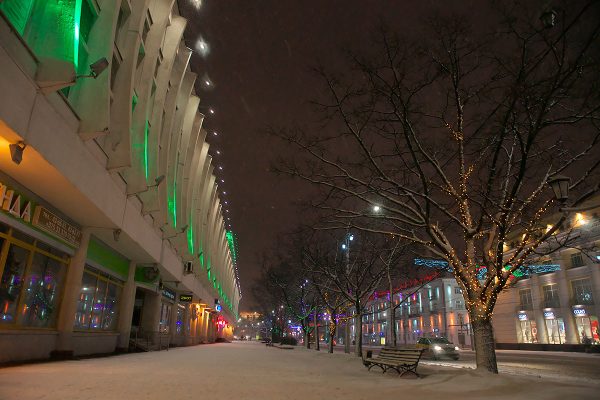 Новогодний Витебск засыпает снегом.  Фото  Сергея Серебро