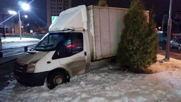 Пьяный водитель на грузовике удирал от ГАИ и едва не протаранил банк на Московском проспекте в Витебске. Фото ГАИ