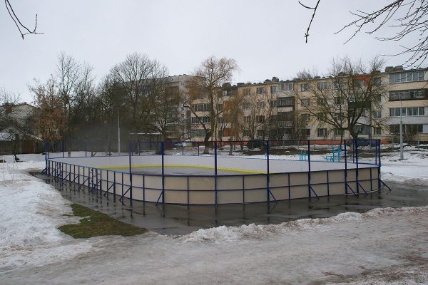 Стеклопластиковую хоккейную площадку поставили в Марковщине. Фото Сергея Серебро