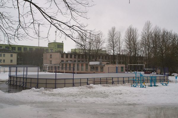 Стеклопластиковую хоккейную площадку поставили в Марковщине. Фото Сергея Серебро