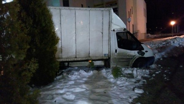Пьяный водитель на грузовике удирал от ГАИ и едва не протаранил банк на Московском проспекте в Витебске. Фото ГАИ