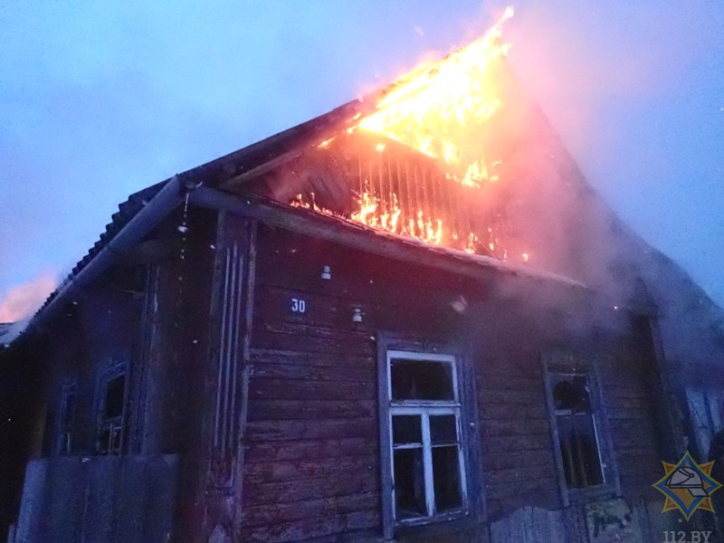 В Ольго сгорел дом, хозяев дома не было. Фото МЧС