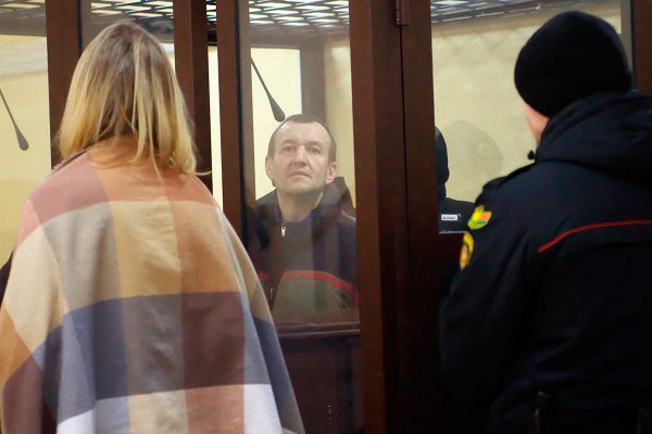 Главарь банды насильников Александр Апенько (в центре) в клетке в зале суда. Фото Сергея Серебро