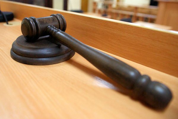 Суд, молоток судьи, зал суда. Фото Сергея Серебро