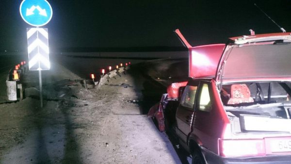 «Девятка» врезалась в отбойник на трассе в Оршанском районе, водителя из легковушки смогли извлечь только спасатели. Фото ГАИ