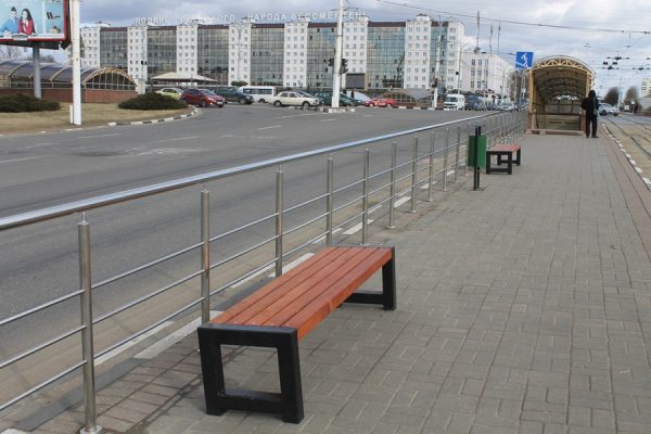 Антивандальные скамейки появились на трамвайных остановках в Витебске. Фото Юрия Шепелева