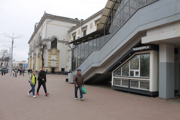 На железнодорожном вокзале в Витебске под лестницей пешеходного моста, ведущего к посадочным платформам, появился киоск «Табакерки» оригинальной конструкции. Фото Юрия Шепелева