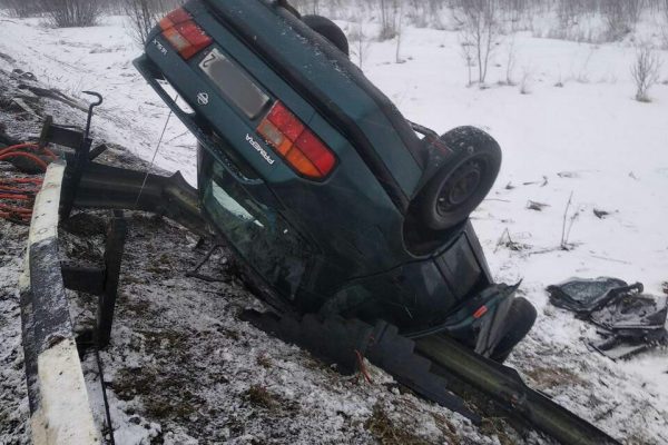 В Городокском районе легковушка буквально нанизалась на металлический отбойник, погибли два человека. Фото ГАИ