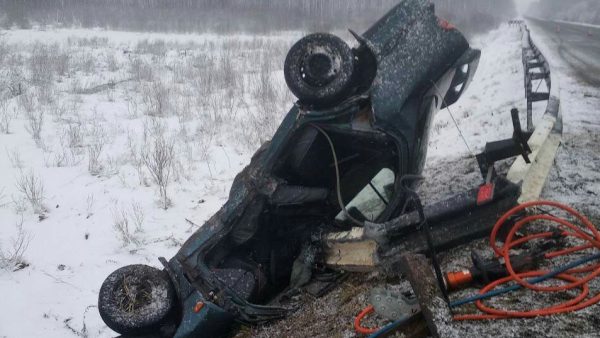 В Городокском районе легковушка буквально нанизалась на металлический отбойник, погибли два человека. Фото ГАИ