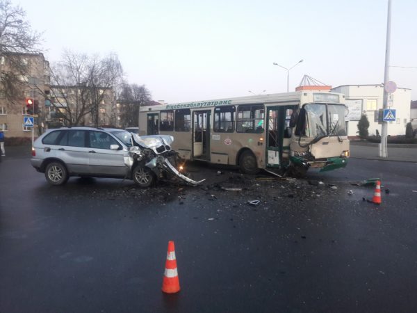 Маршрутка сбила пешехода на Привокзальной площади в Витебске. Фото ГАИ