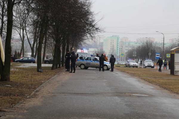 Гранату нашли под балконом дома на проспекте Людникова. Фото УВД Витебского облисполкома