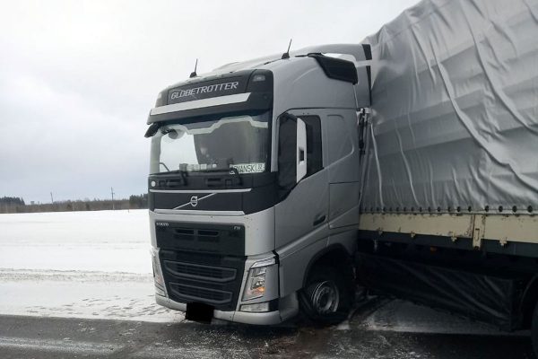 Минивэн столкнулся с двумя фурами в Толочинском районе. Водитель погиб, а три пассажира в больнице без сознания. Фото ГАИ