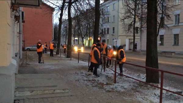 Дворники в Витебске. Фото Сергея Серебро