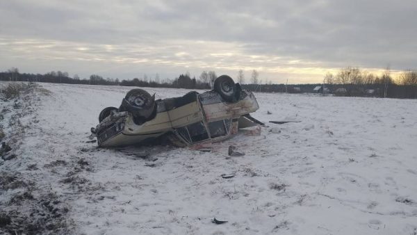 Под Рубой пьяный бесправник на «шестерке» вылетел в кювет и перевернулся. Фото ГАИ